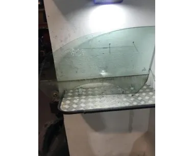 Vitre avant gauche BMW SERIE 1 E81 Diesel