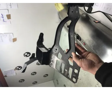 Support de phare gauche (tôle) BMW SERIE 5 (E60) PHASE 1 