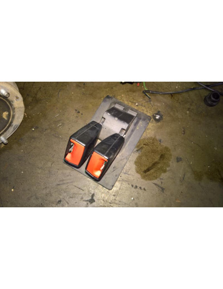 Attache ceinture arriere centrale MINI  