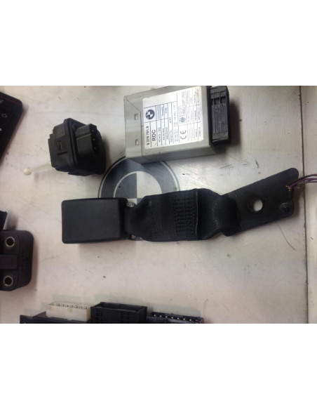 Attache ceinture arriere centrale BMW  